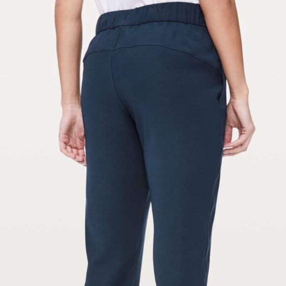 lululemon athletica Pants - Lululemon On The Fly Crop *Woven 23" Size 10 True Navy